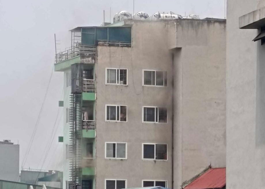 Chay chung cu mini o Ha Noi, nhieu nguoi len mai tang 9 cho cuu hinh anh