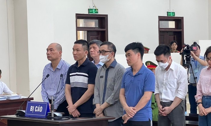 Phong vien vat va tac nghiep vi chi duoc dung giay but trong vu Viet A hinh anh