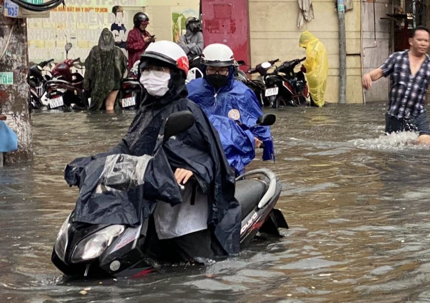 TP.HCM mua trang troi, nhieu tuyen duong ngap nang hinh anh
