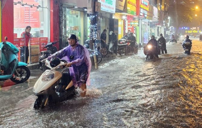 Duong pho Ha Noi ngap ung, tram bom nghin ty van 'khat nuoc' hinh anh