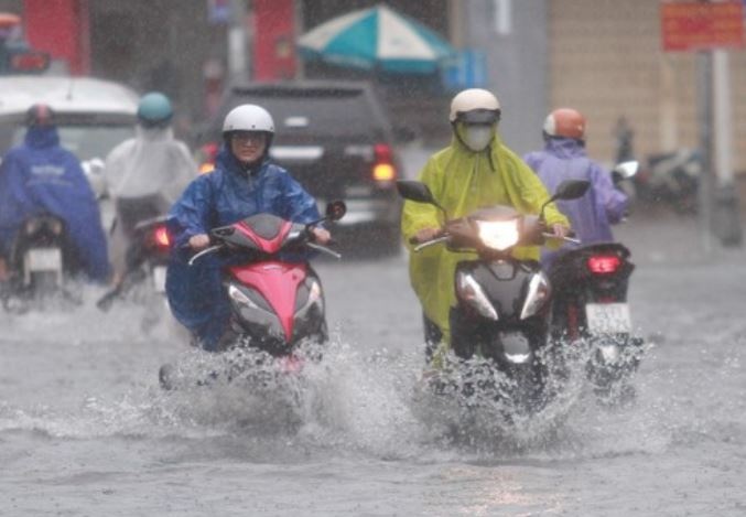 Mua lon, Da Nang ngap nang, giao thong hon loan hinh anh