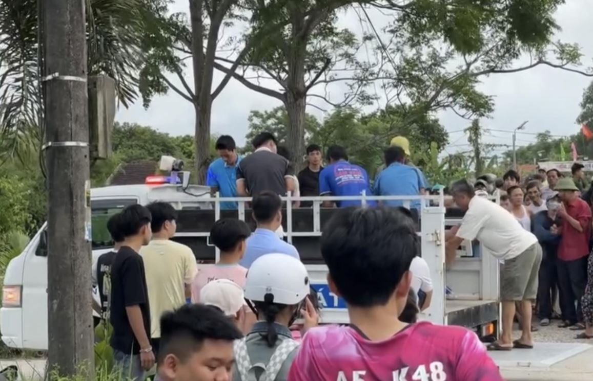 Roi tu lan can cau xuong song, mot nam thanh nien tu vong hinh anh