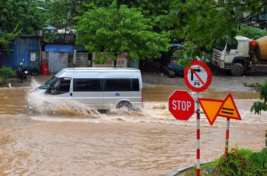 Thoi tiet 19/5: Bac Bo mua to, Nghe An den Phu Yen nang nong hinh anh