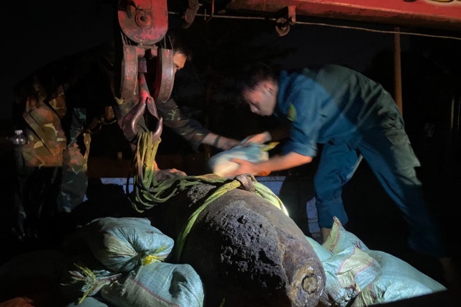 Phat hien qua bom dai 1,2 m o Binh Chanh, TP.HCM hinh anh