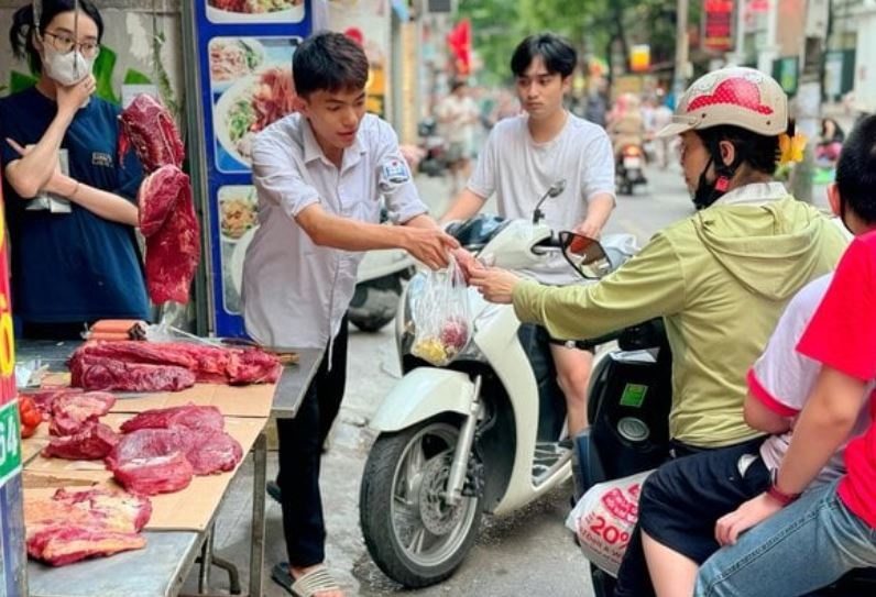 Ha Noi dat do, nguoi lao dong chat bop tung dong van thieu thon hinh anh