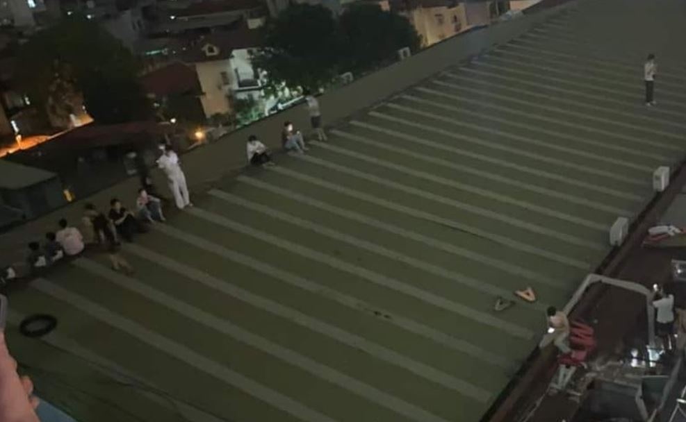 Chay lon trong dem o Ha Noi, nguoi dan leo len mai ton chay lua hinh anh