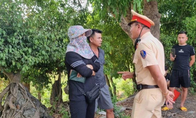 Chu xe doa 'co nguoi cua Bo goi' khi bi kiem tra hinh anh