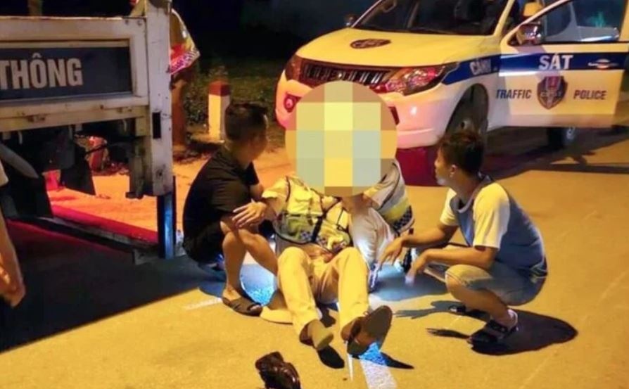 Tam giu nam thanh nien tron kiem tra nong do con, dam CSGT gay chan hinh anh