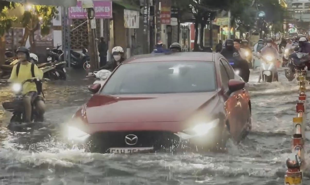 Nguoi dan TP.HCM chat vat sau con mua lon nhat tu dau nam hinh anh