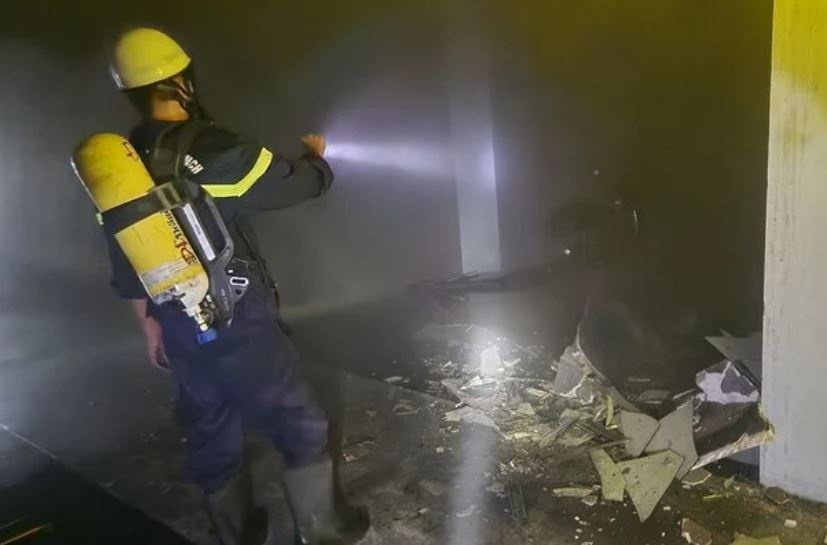 Giai cuu hon 50 nguoi trong vu chay toa nha o Ha Noi hinh anh