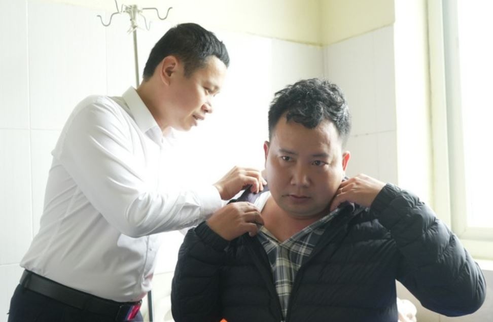 Can bo dia chinh Lao Cai bi danh trong thuong khi lam nhiem vu hinh anh