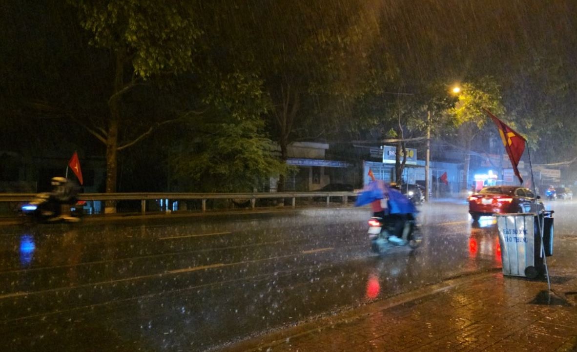 Mua dem 'giai nhiet' thu phu ca phe sau dot nang nong ky luc hinh anh