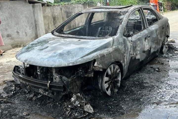 Dang di tren duong, o to con boc chay tro khung hinh anh