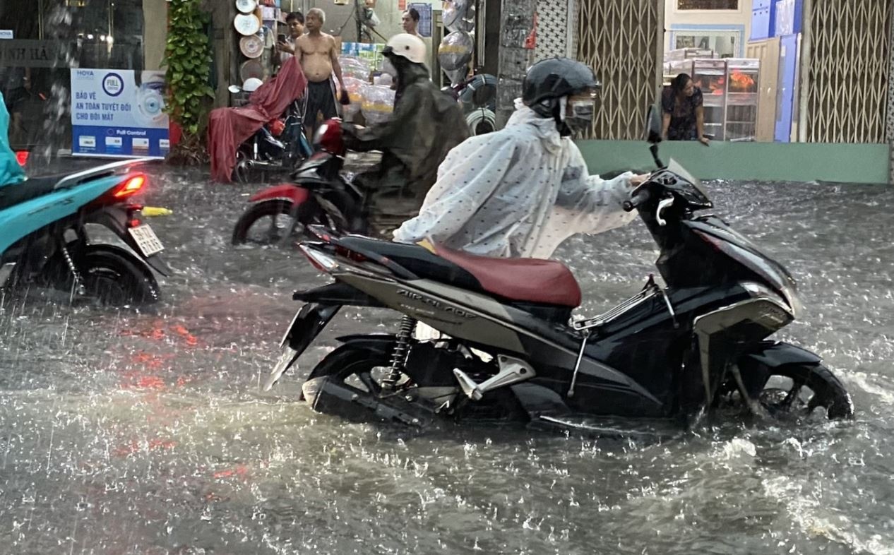 Nhieu tuyen duong TP.HCM ngap sau nua met hinh anh