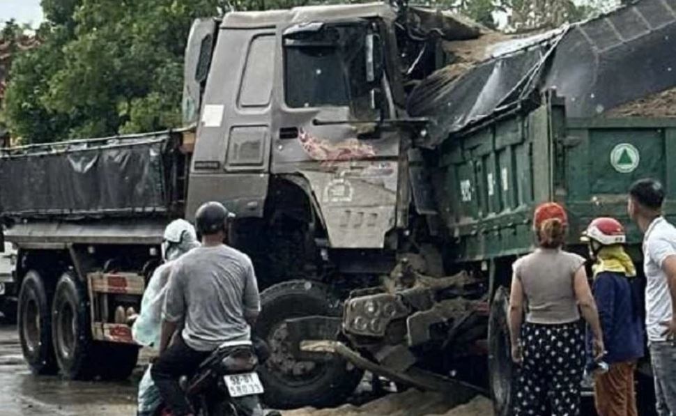 Xe tai tong truc dien, hai tai xe mac ket trong cabin hinh anh