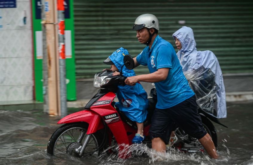 Ha Noi mua to va giong, TP.HCM ha nhiet hinh anh