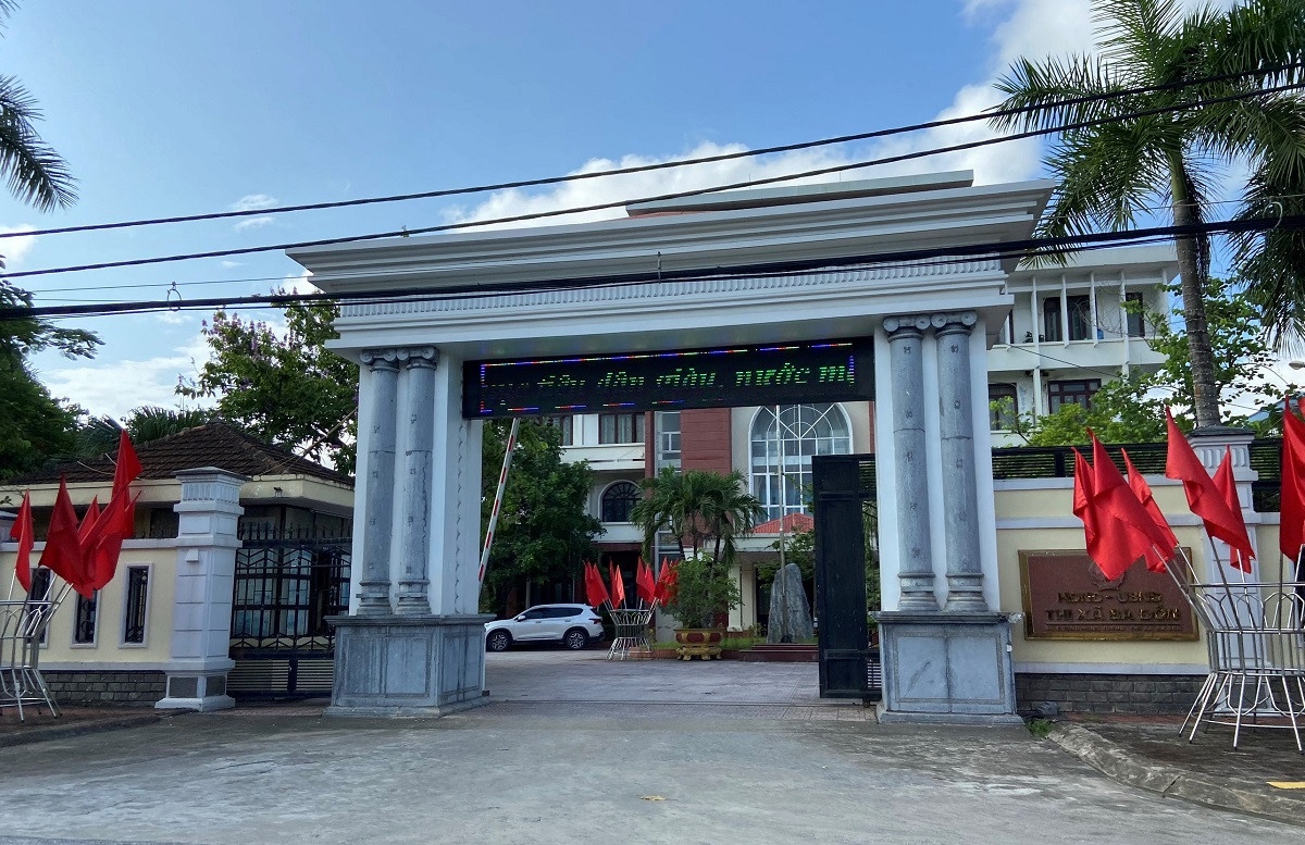 Chu tich UBND thi xa o Quang Binh xin nghi huu truoc 4 nam hinh anh