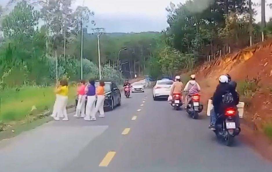 Gia phai tra cho nhung khoanh khac 'tu suong' giua duong hinh anh