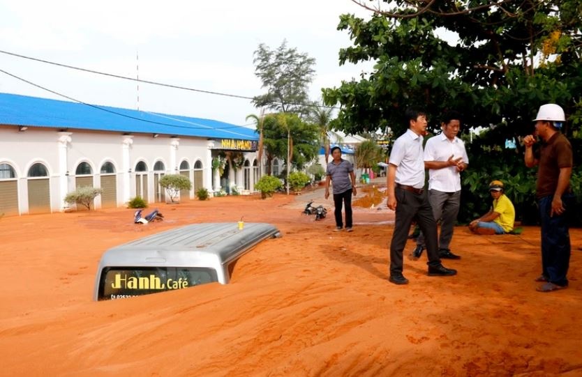 Lu cat tran xuong khu du lich o Mui Ne hinh anh