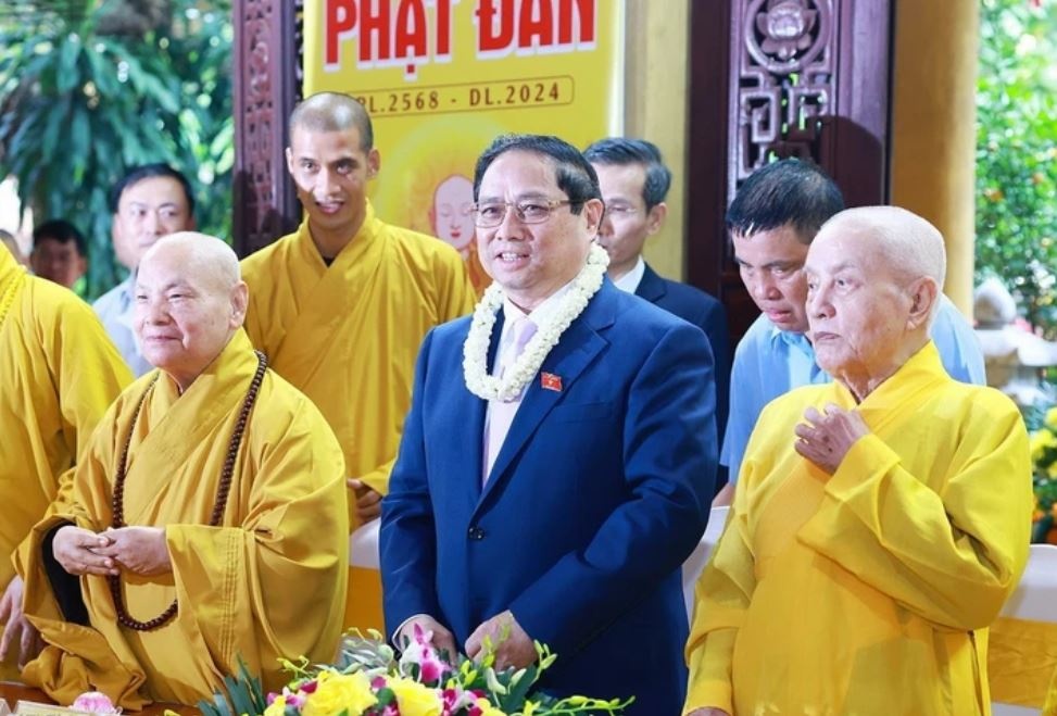 Thu tuong Pham Minh Chinh chuc mung Dai le Phat dan Phat lich 2568 hinh anh