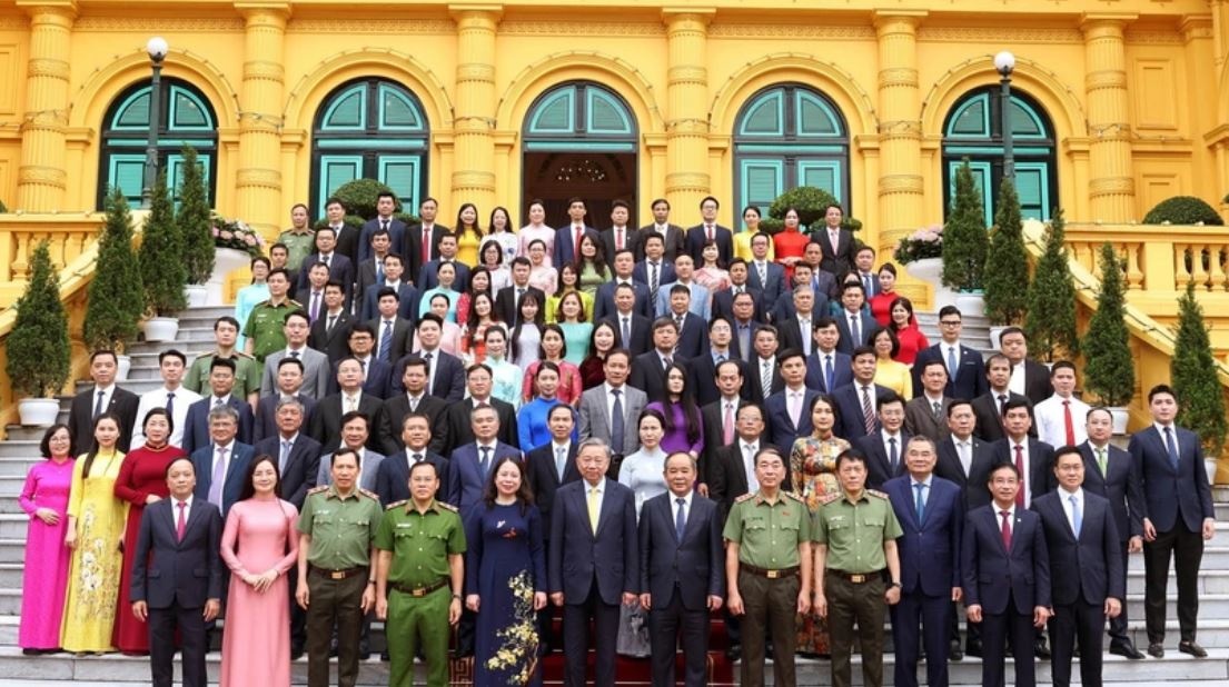 Chu tich nuoc To Lam gap go can bo Van phong Chu tich nuoc hinh anh