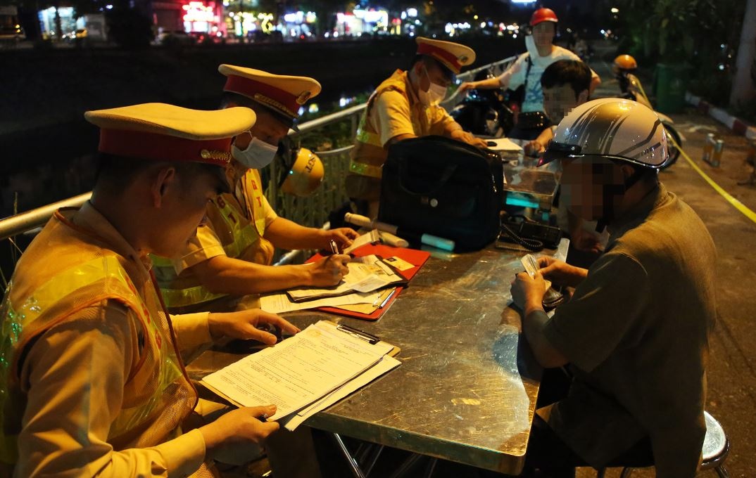 Ne gia chu moi nua coc bia, tai xe bi tuoc bang lai hinh anh