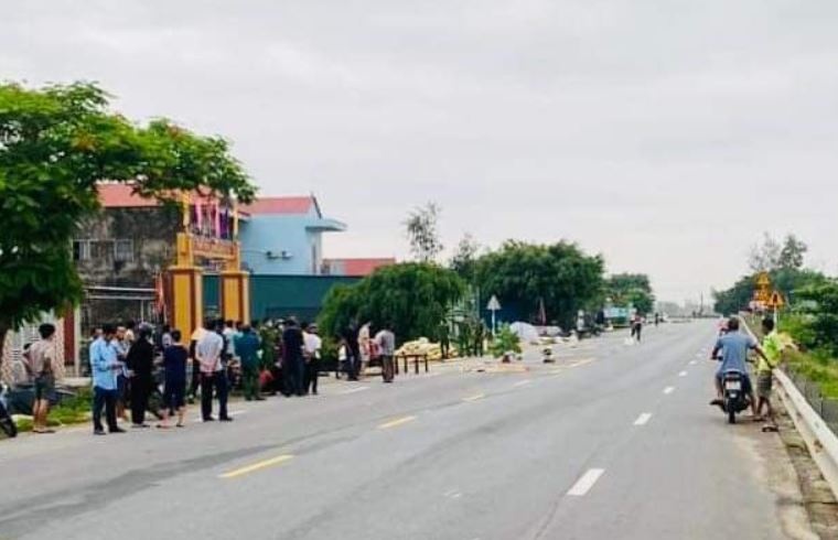 Cu ba 90 tuoi tu vong ben duong hinh anh