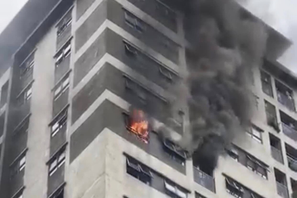 Can chung cu o Ha Noi chay rung ruc hinh anh