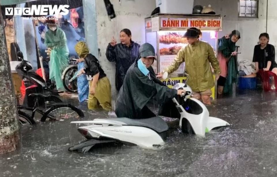 TP.HCM mua ngap anh 1