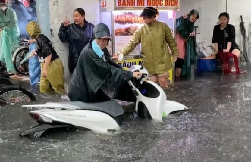 TP.HCM tiep tuc mua rao va dong chieu nay hinh anh