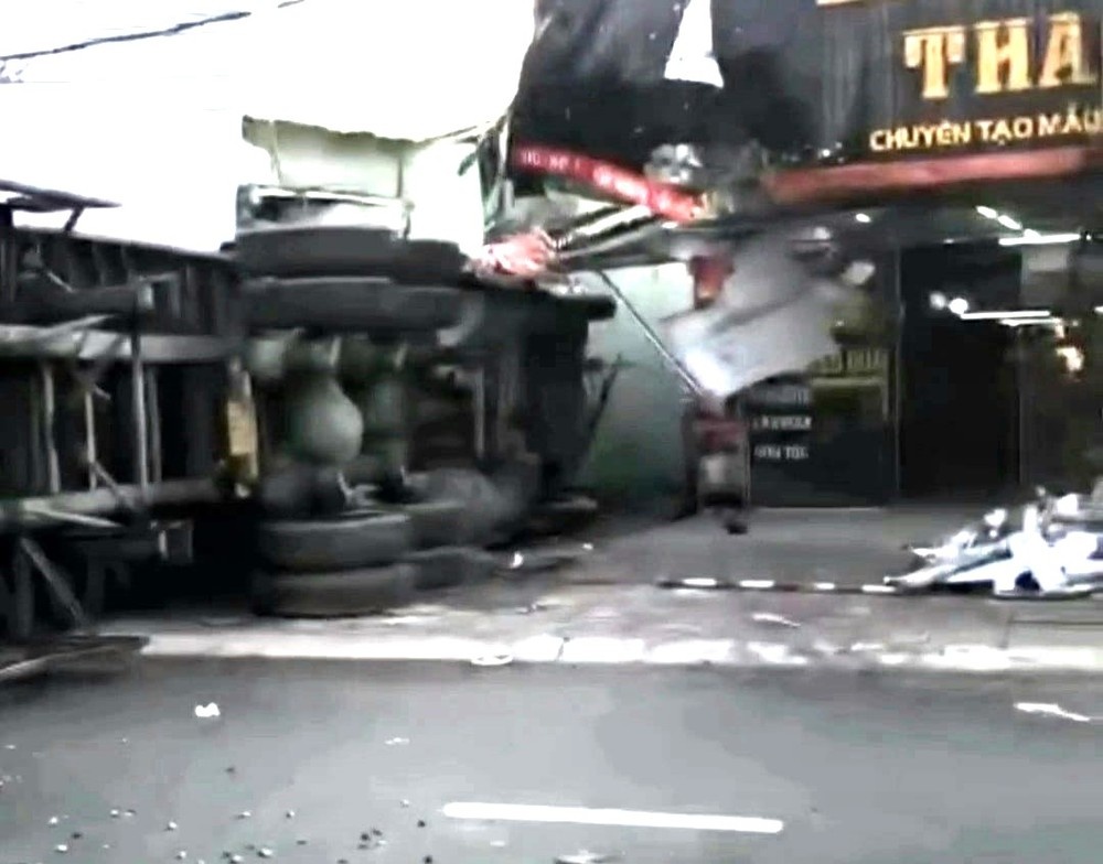 Xe container do vao nha dan o Binh Duong hinh anh