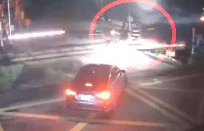 Va cham voi tau hoa, nguoi phu nu di xe dap tu vong o Nam Dinh hinh anh