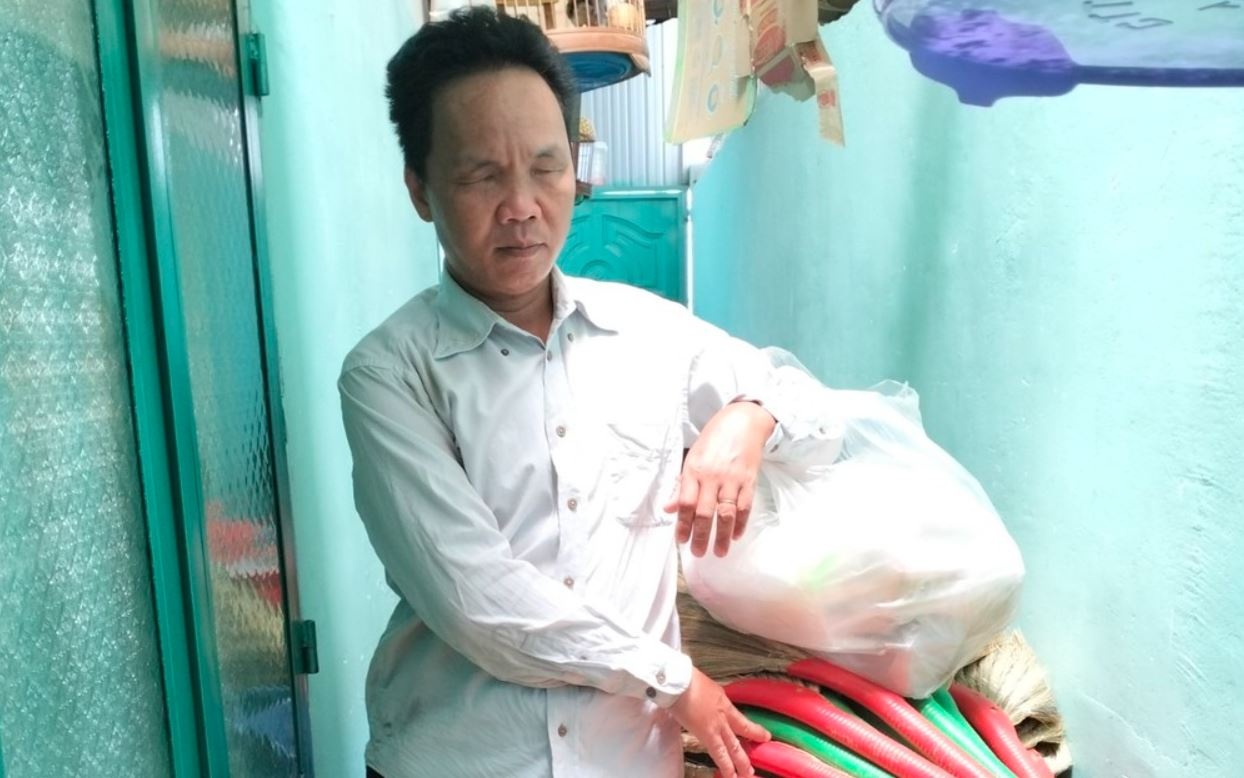 Nguoi dan ong khiem thi lien tuc vay tay van bi xe buyt phot lo hinh anh