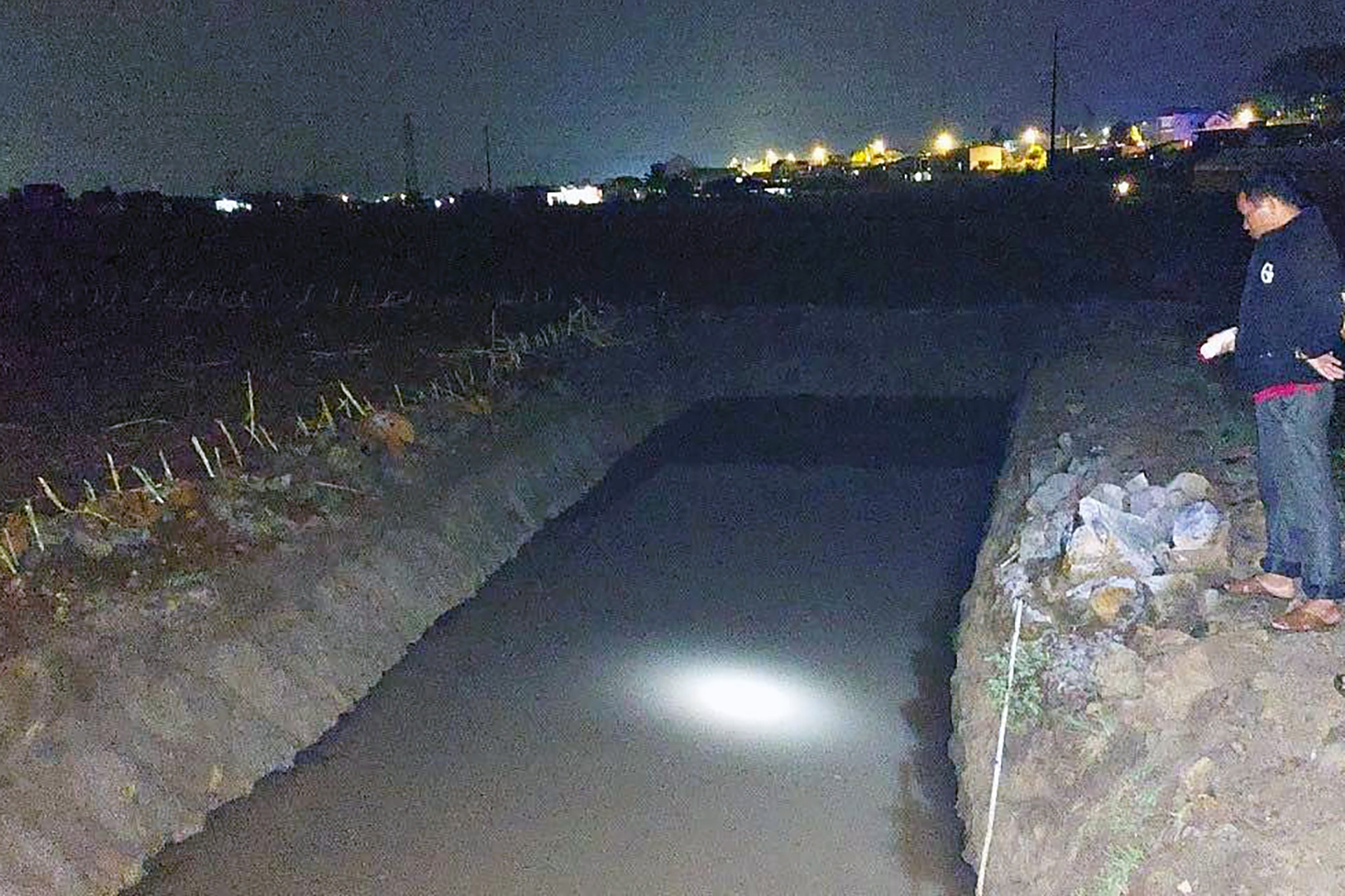 Phat hien thi the 4 chau be duoi ho nuoc o Lam Dong hinh anh