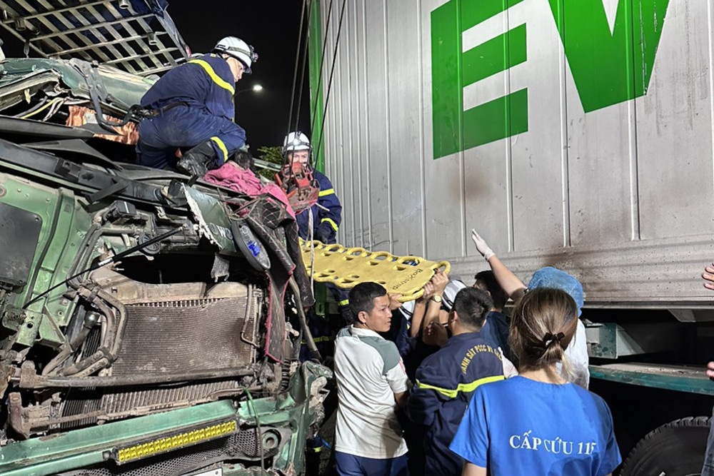 Xe tai va cham voi container, canh sat dung kim cat cabin cuu tai xe hinh anh