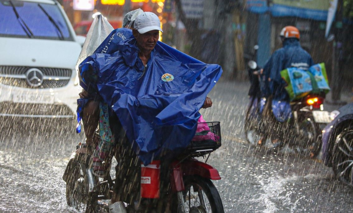 Mua to tu mien Trung tro vao Nam Bo hinh anh