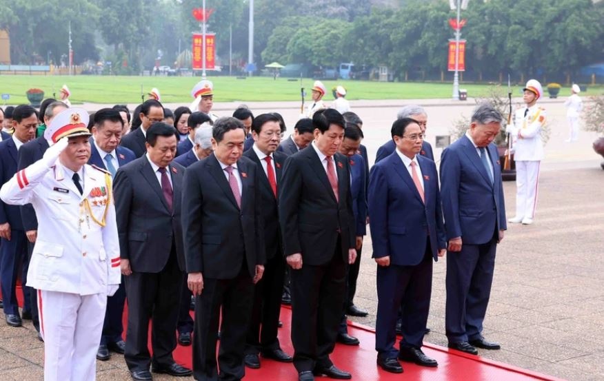 Dai bieu Quoc hoi du Ky hop thu 7 vao Lang vieng Chu tich Ho Chi Minh hinh anh