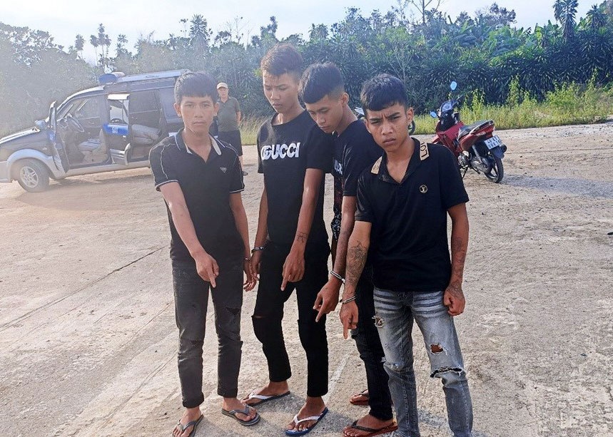 Khoi to 4 doi tuong cuop tai san cua du khach di san may hinh anh