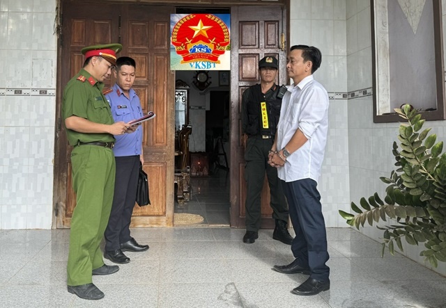 Pho giam doc trung tam phat trien quy dat bi bat vi bao che cat tac hinh anh