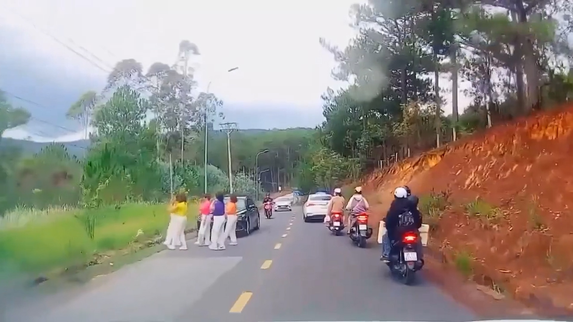 Cong an Da Lat moi lam viec voi nhom phu nu nhay mua giua duong hinh anh