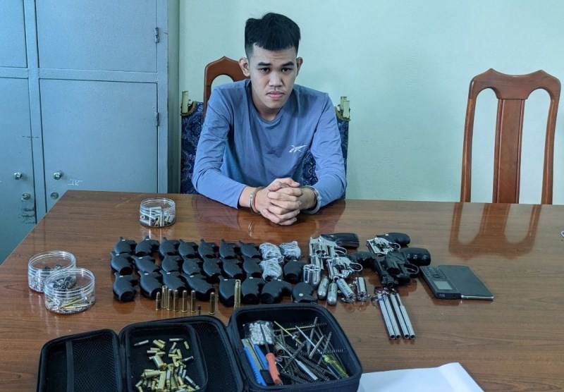 Tàng trữ 7 khẩu súng ảnh 1 Tang tru 7 khau sung anh 1