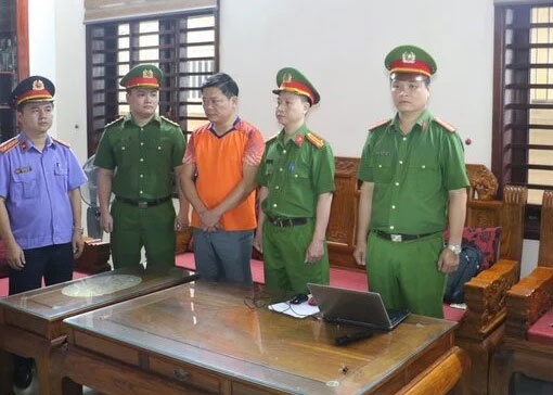 Bat them 4 doi tuong lien quan den sai pham dat dai o thi xa Cua Lo hinh anh