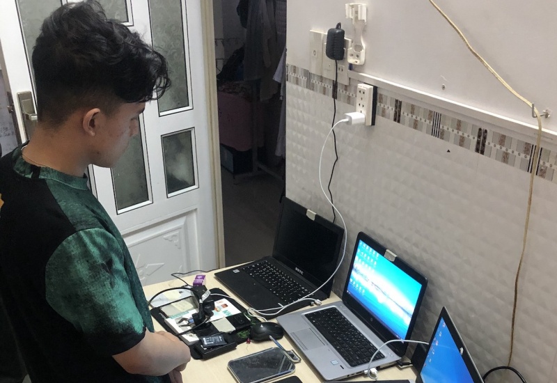 Duong Quoc Quan,  Duong Trieu Phu,  Tieu Thai Hung,  Danh bac qua mang anh 2