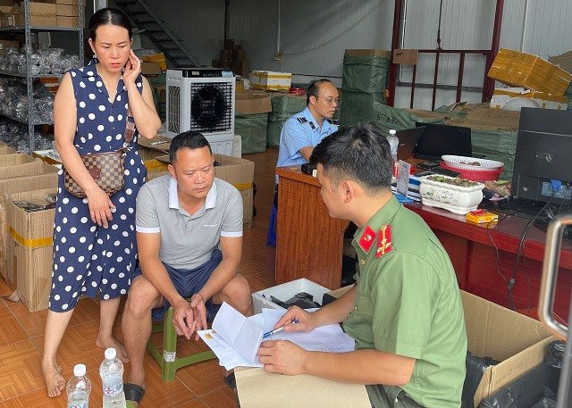 Ban phu kien dien thoai nghi nhap lau tren Facebook hinh anh