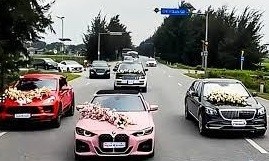 Chu re bi khoi to sau vu 4 xe sang don dau dan hang ngang giua duong hinh anh