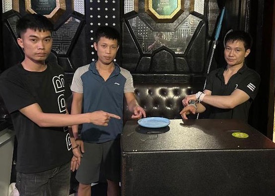 Hai thieu nu bay lac trong quan karaoke vung ven Ha Noi hinh anh