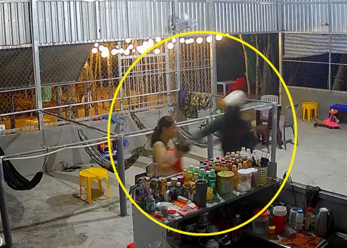 Dan canh mua xang de cuop day chuyen cua chu quan giai khat hinh anh