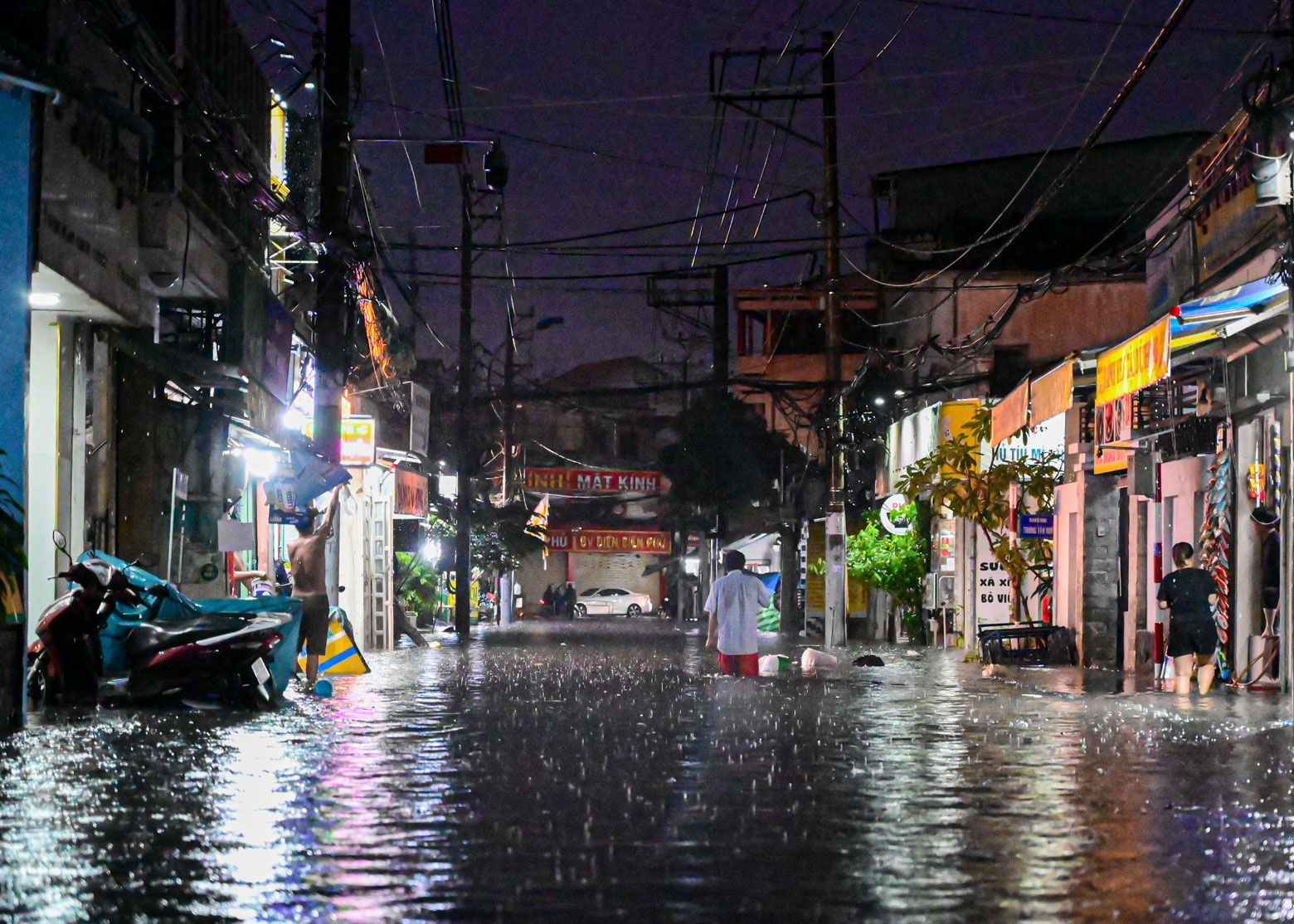 TP.HCM mua xoi xa tu chieu den toi, cong thoat nuoc lai bung hinh anh