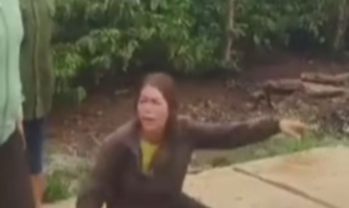 Nguoi phu nu khoc tuc tuoi vi ke xau cat pha gan 1.500 qua sau rieng hinh anh