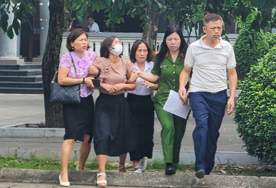 Nguoi than khoc ngat nhan dien thi the nan nhan vu chay o Ha Noi hinh anh